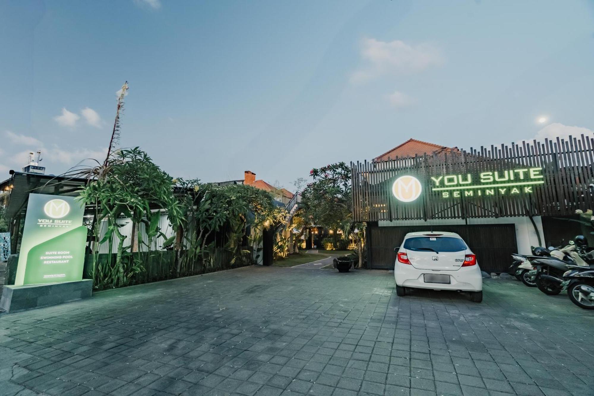 You Suite Seminyak Легиан Екстериор снимка